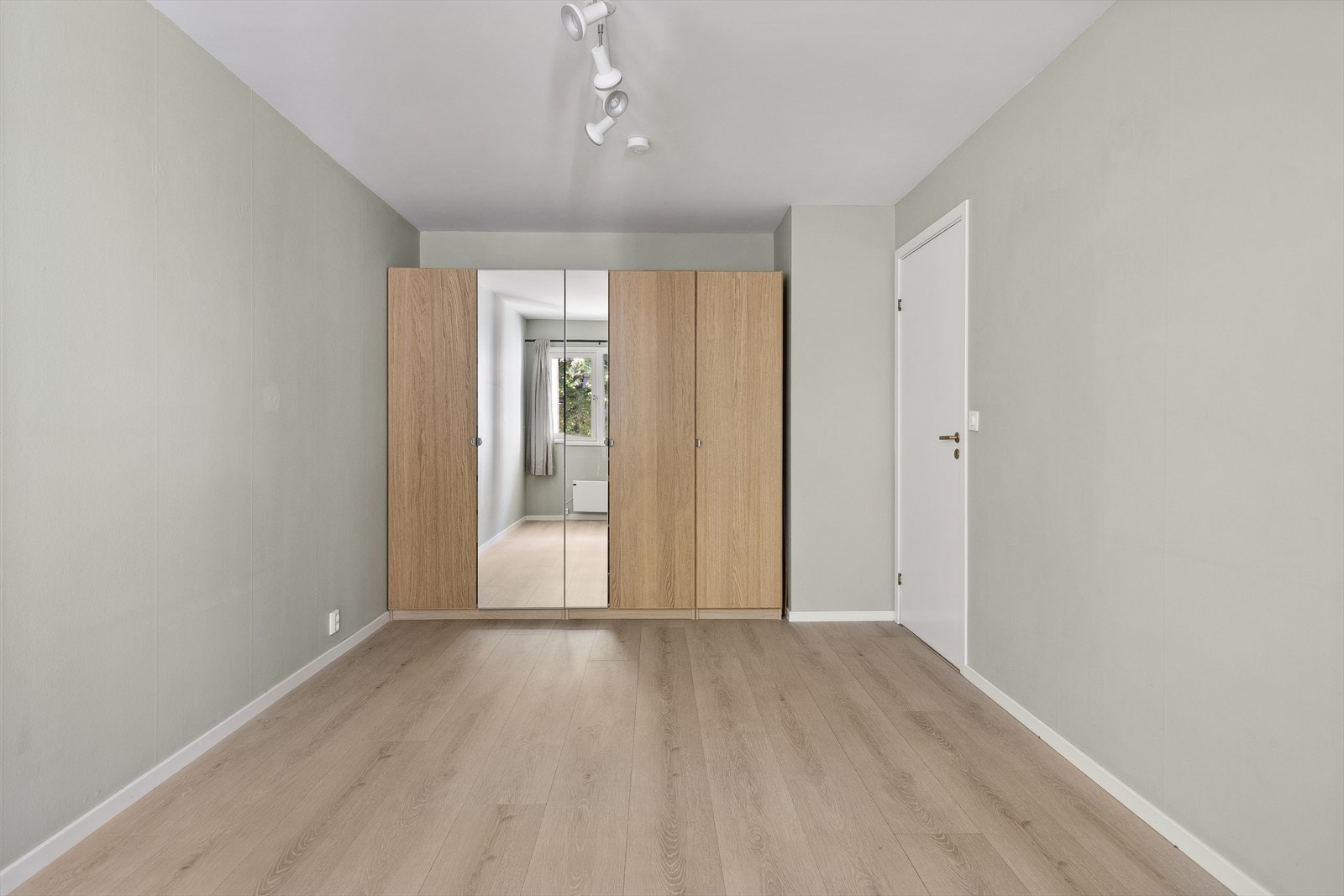 Godt med oppbevaringsplass i garderobeskap Galleribilde