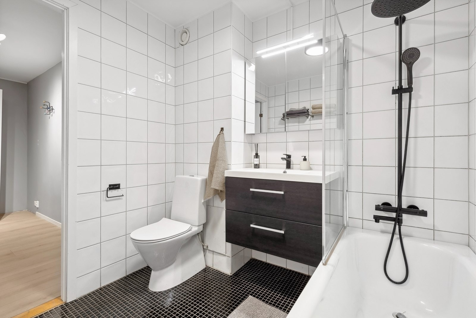 Stort flislagt bad med opplegg for vaskemaskin Galleribilde