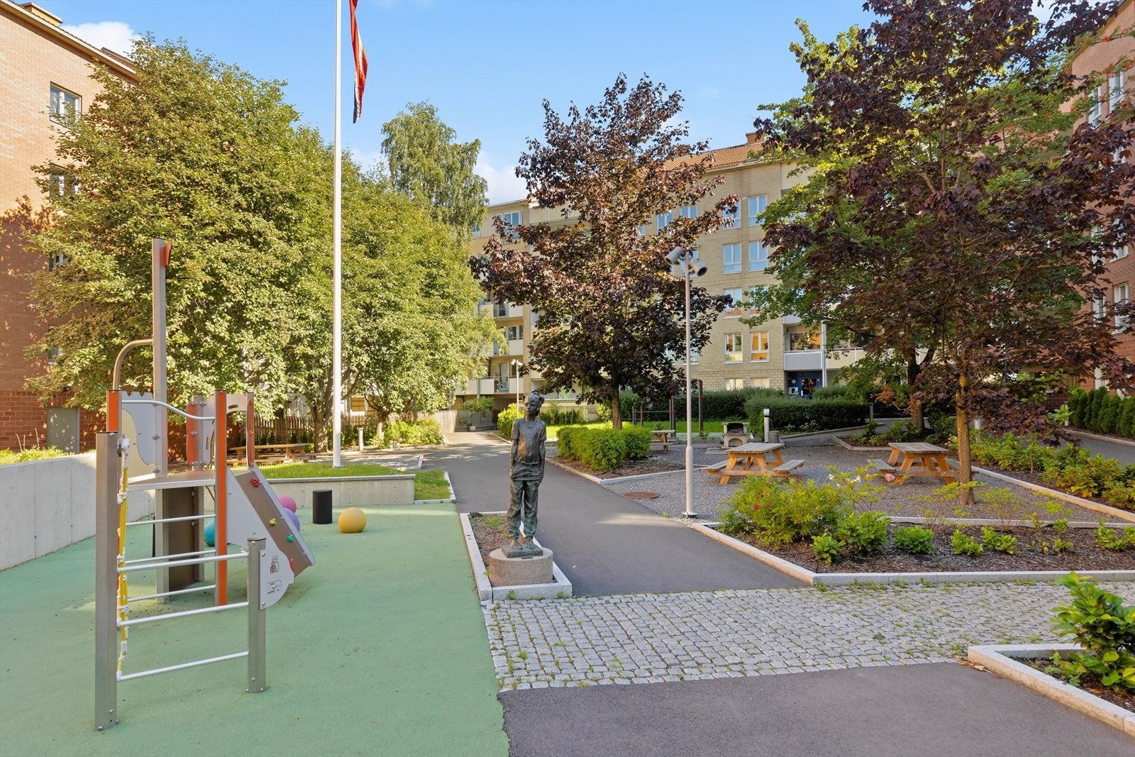 Flott bakgård som er avskjermet med port Galleribilde
