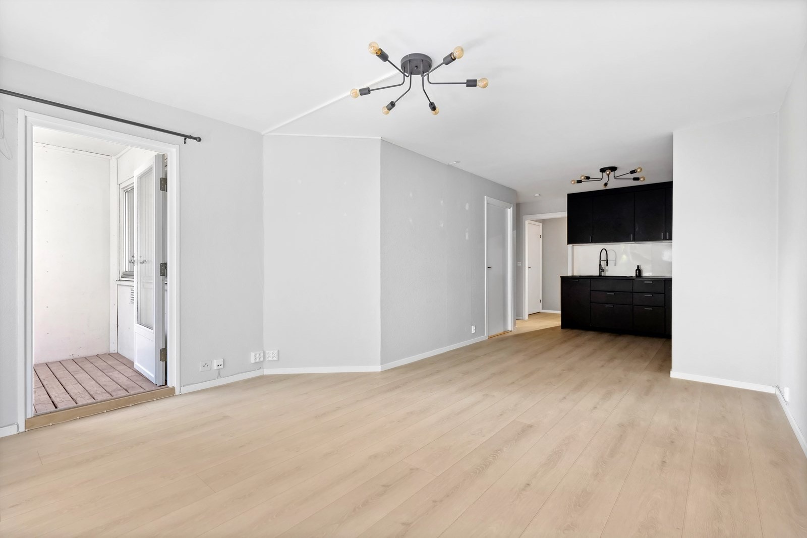 Romslig stue med god plass til sofa og spisebord Galleribilde