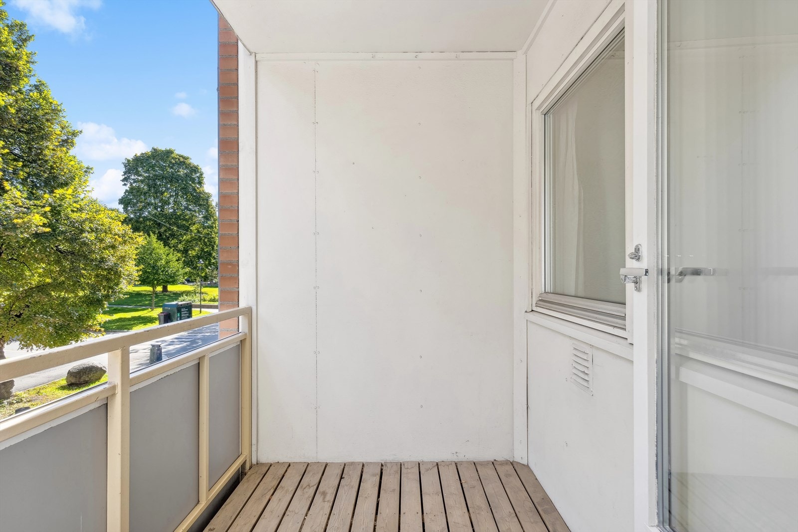 Leiligheten vender ut mot stille gate Galleribilde