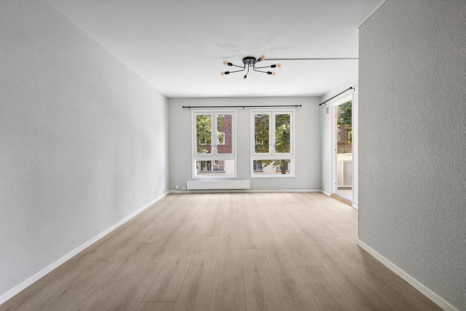 Store vindusflater som gir godt med naturlig lys Galleribilde