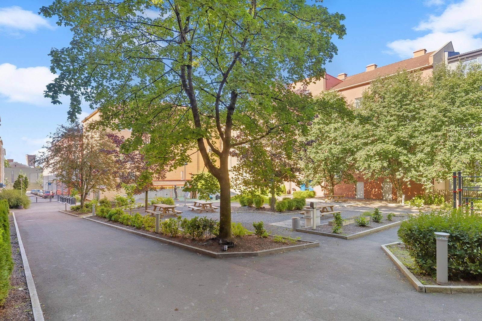 Flott opparbeidet bakgård med både sittegrupper og grill Galleribilde