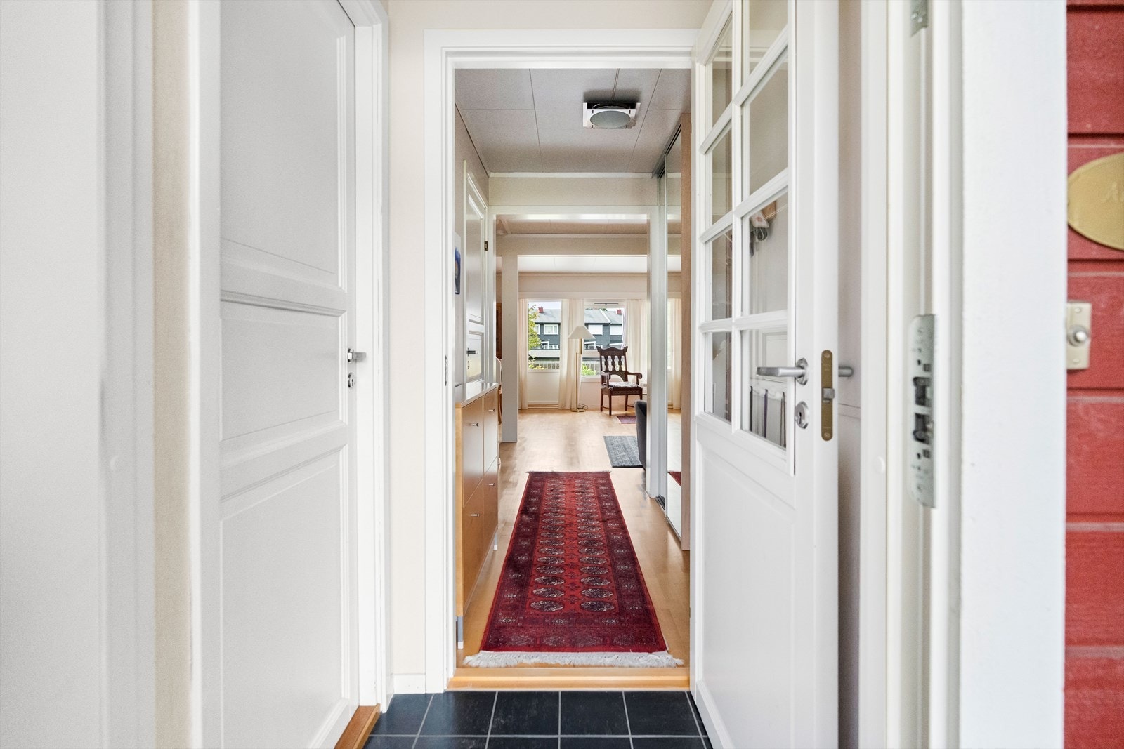 Vel inne i gangen er det plass til å henge fra seg yttertøy og sko. Galleribilde