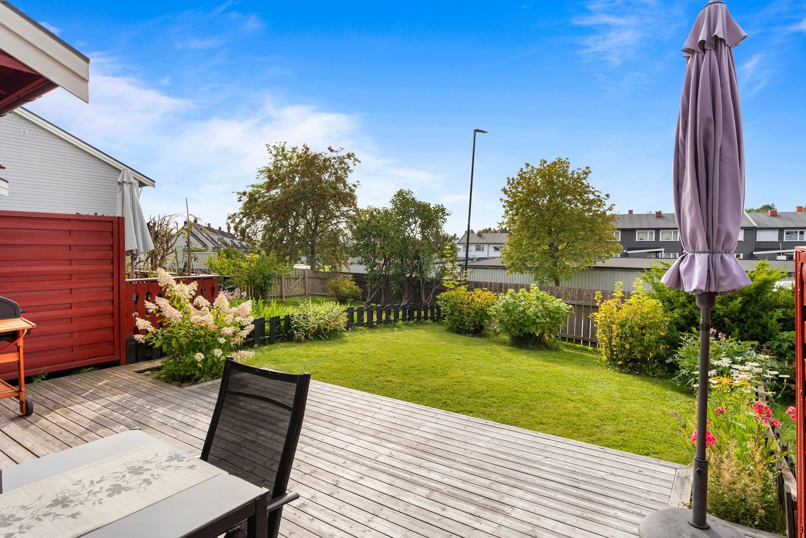 Fra terrassen er det videre utgang til hagedelen, som er beplantet med hekk, blomster mm. Galleribilde