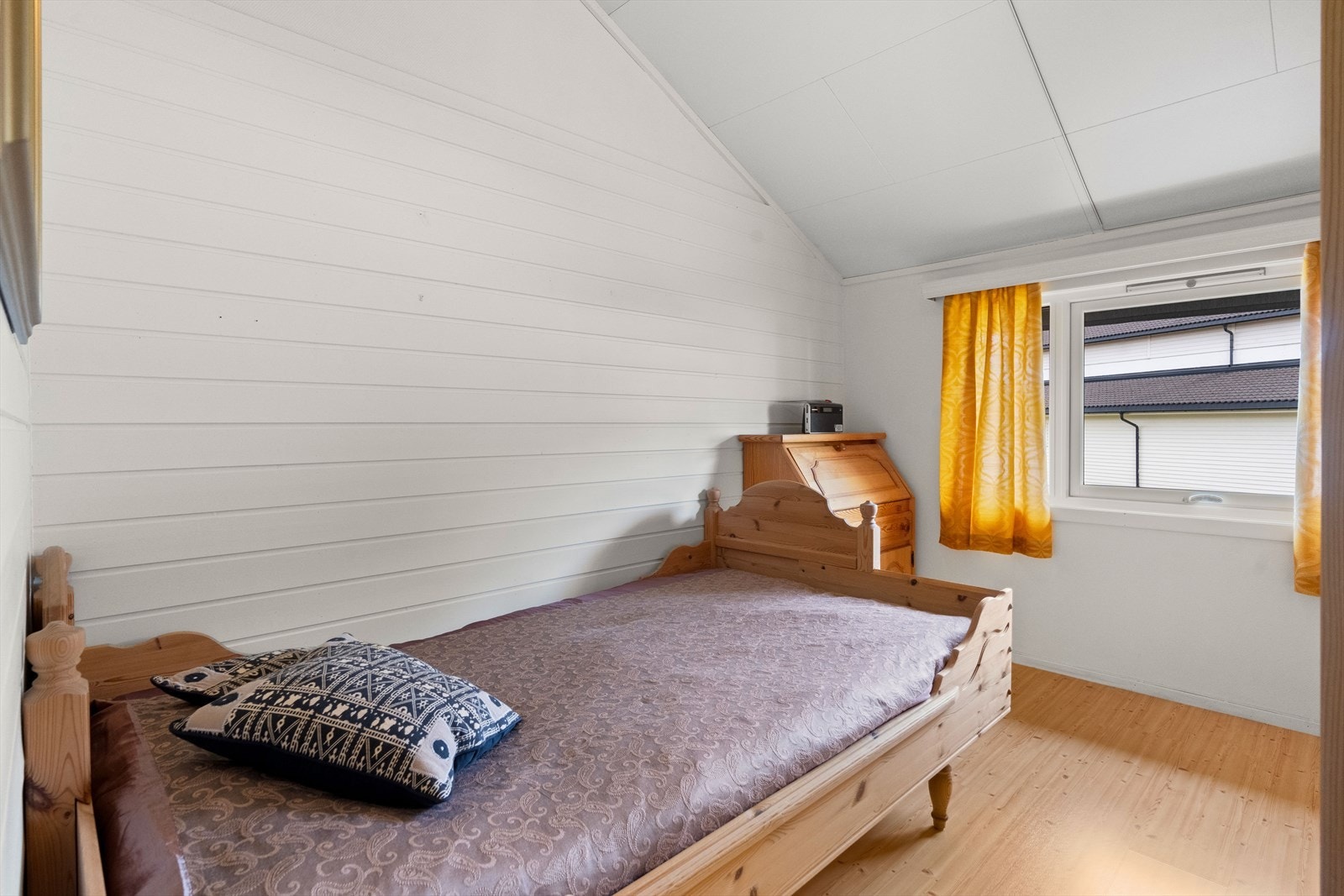 De øvrige soverommene har plass til seng, nattbord og garderobeløsning. Galleribilde