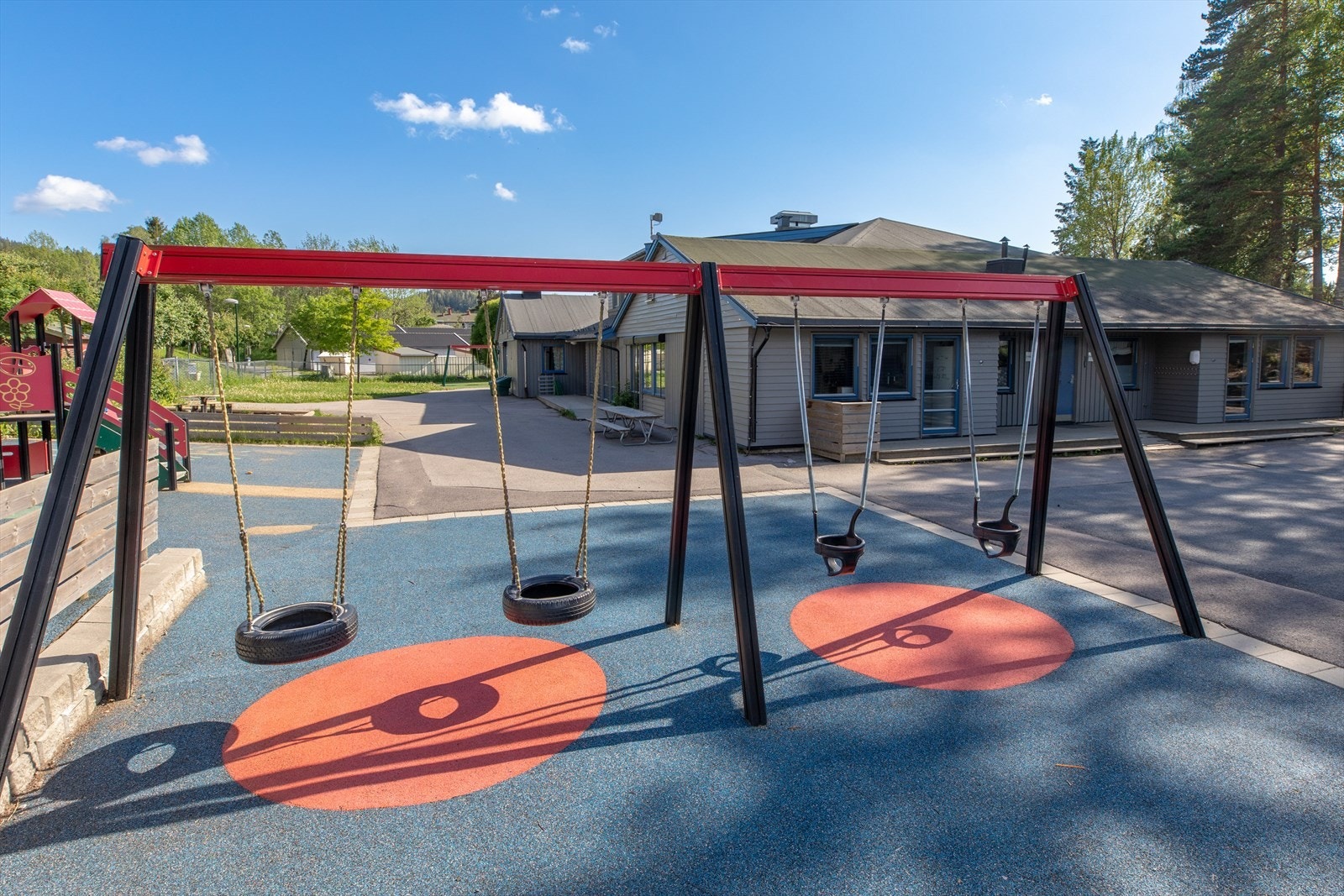 Kort gangavstand til Kurland barnehage, rett ved Kurland barneskole. Galleribilde