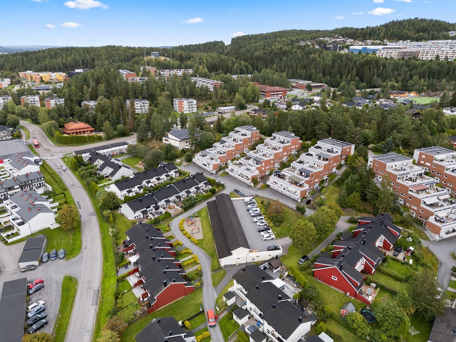 Nydelige turområder og rekreasjonsmuligheter finner du rett utenfor døren - midt i blinken for en aktiv familie. Galleribilde