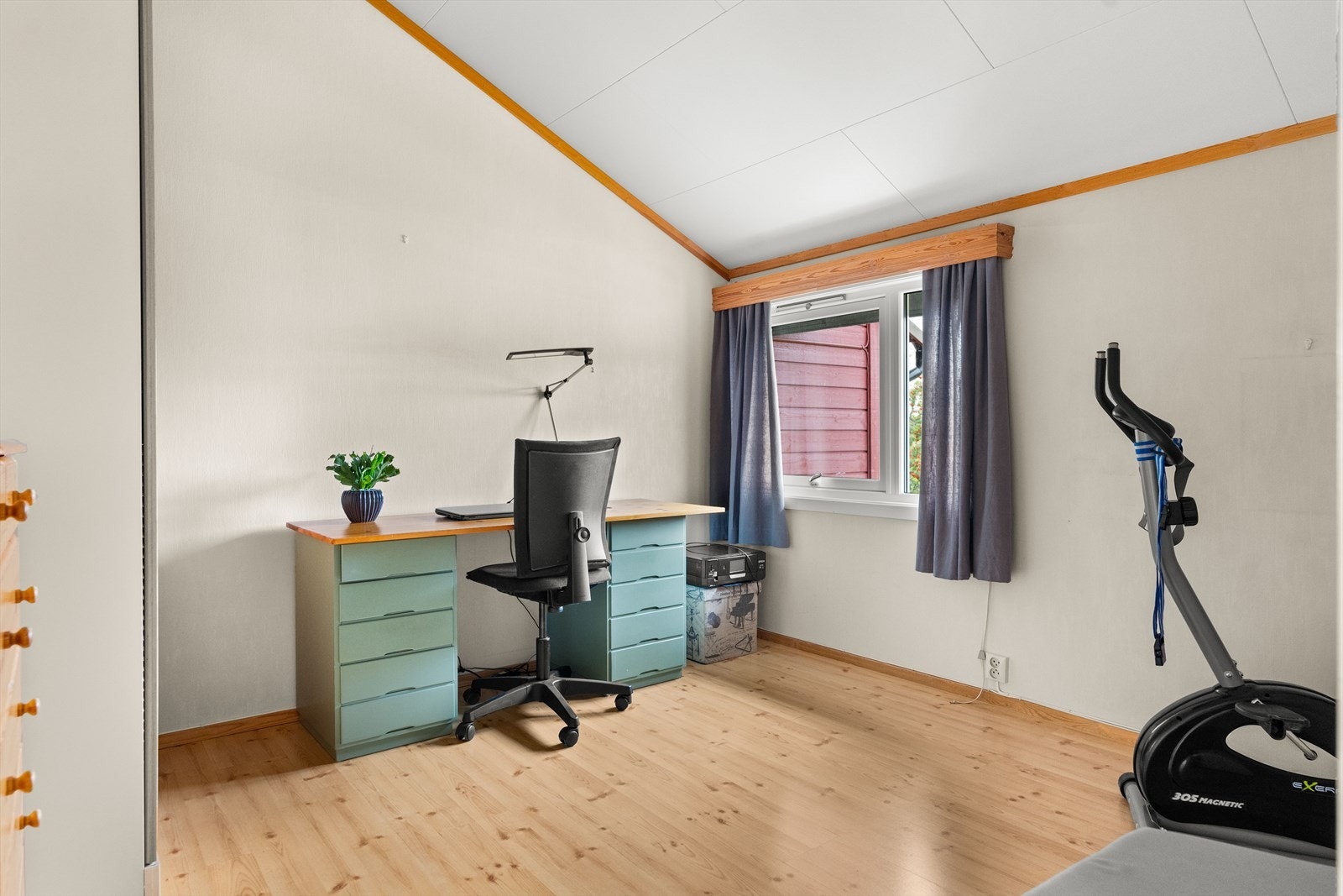 Det ene soverommet er blitt benyttet som kontor. Galleribilde