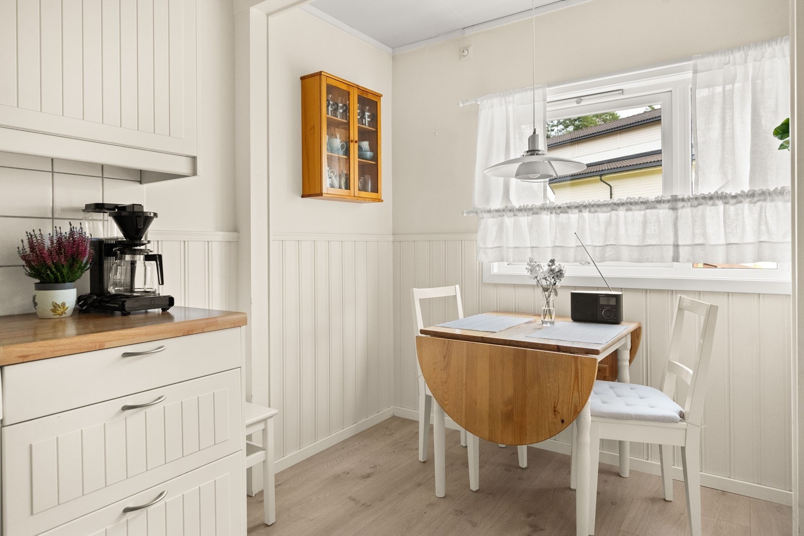 Ved kjøkkenvinduet er det plass til bord og stoler. Galleribilde