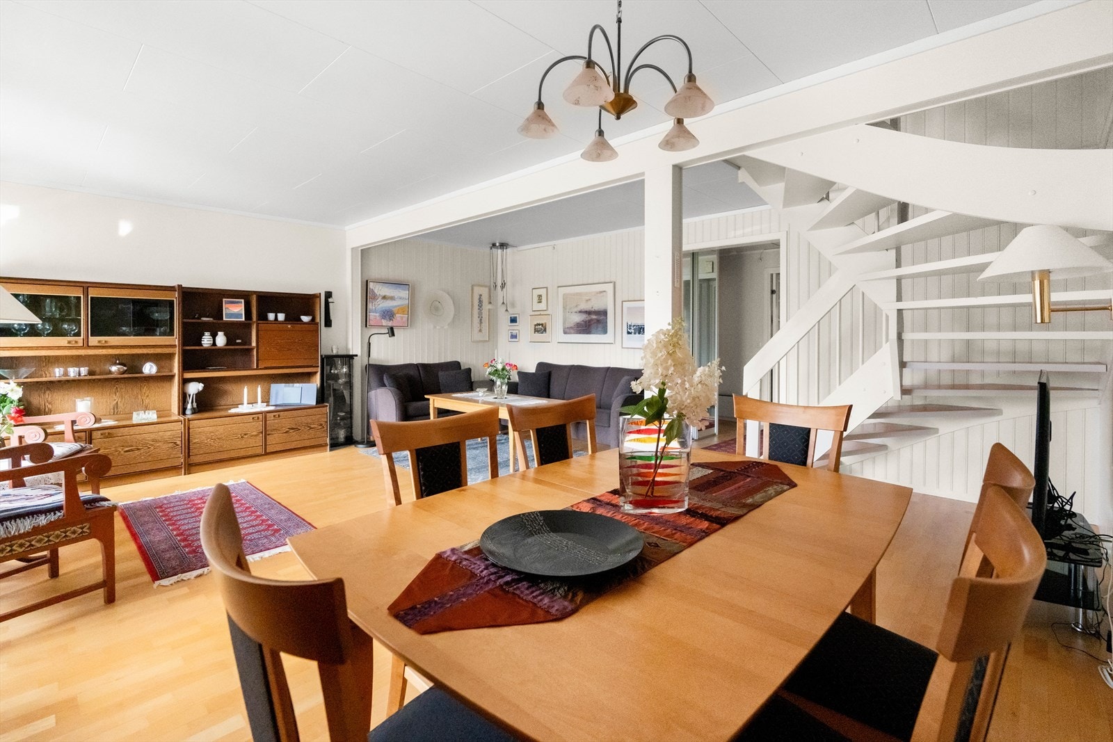 Stuen har lysmalte vegg- og takflater, samt parkett på gulvet. Galleribilde