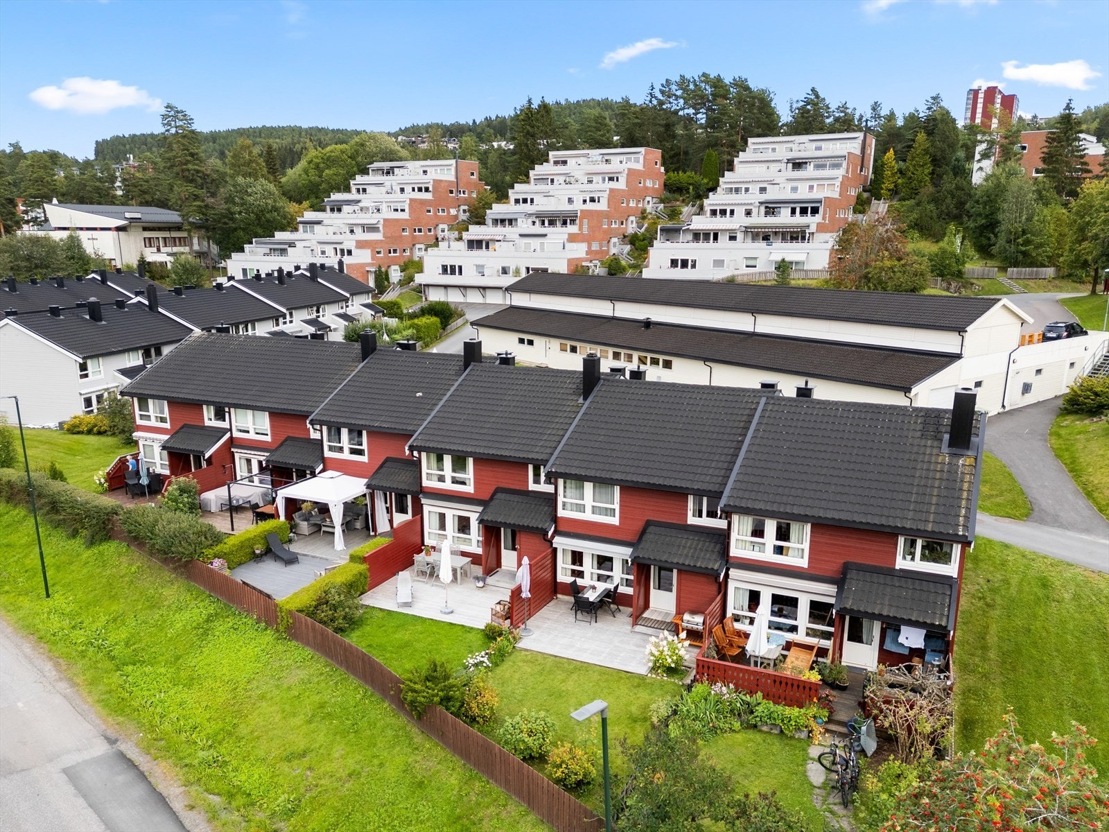 Dette er et lyst & innholdsrikt rekkehus beliggende på populært område. Galleribilde