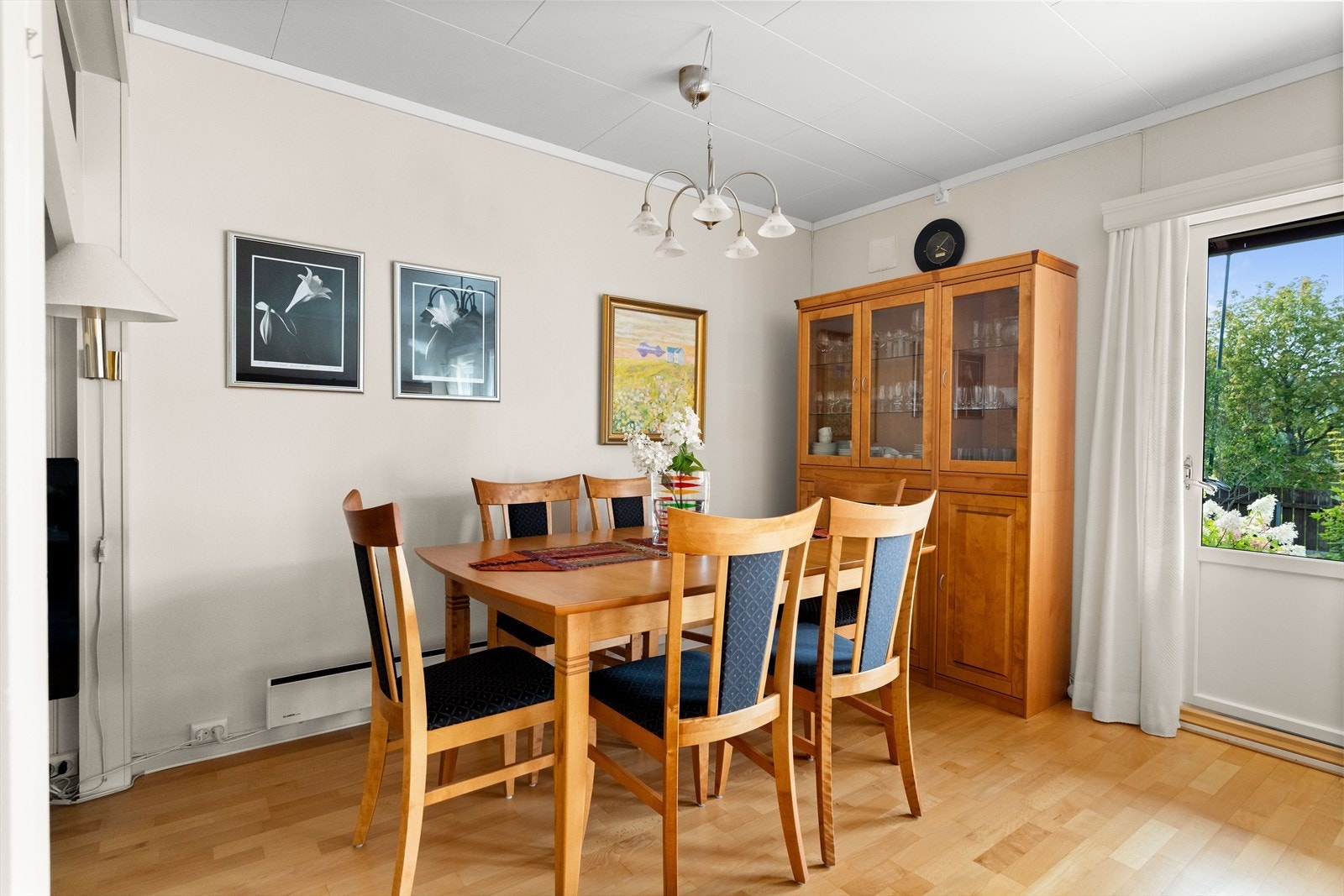 Det er fint plass til spisebord i stuen. Galleribilde