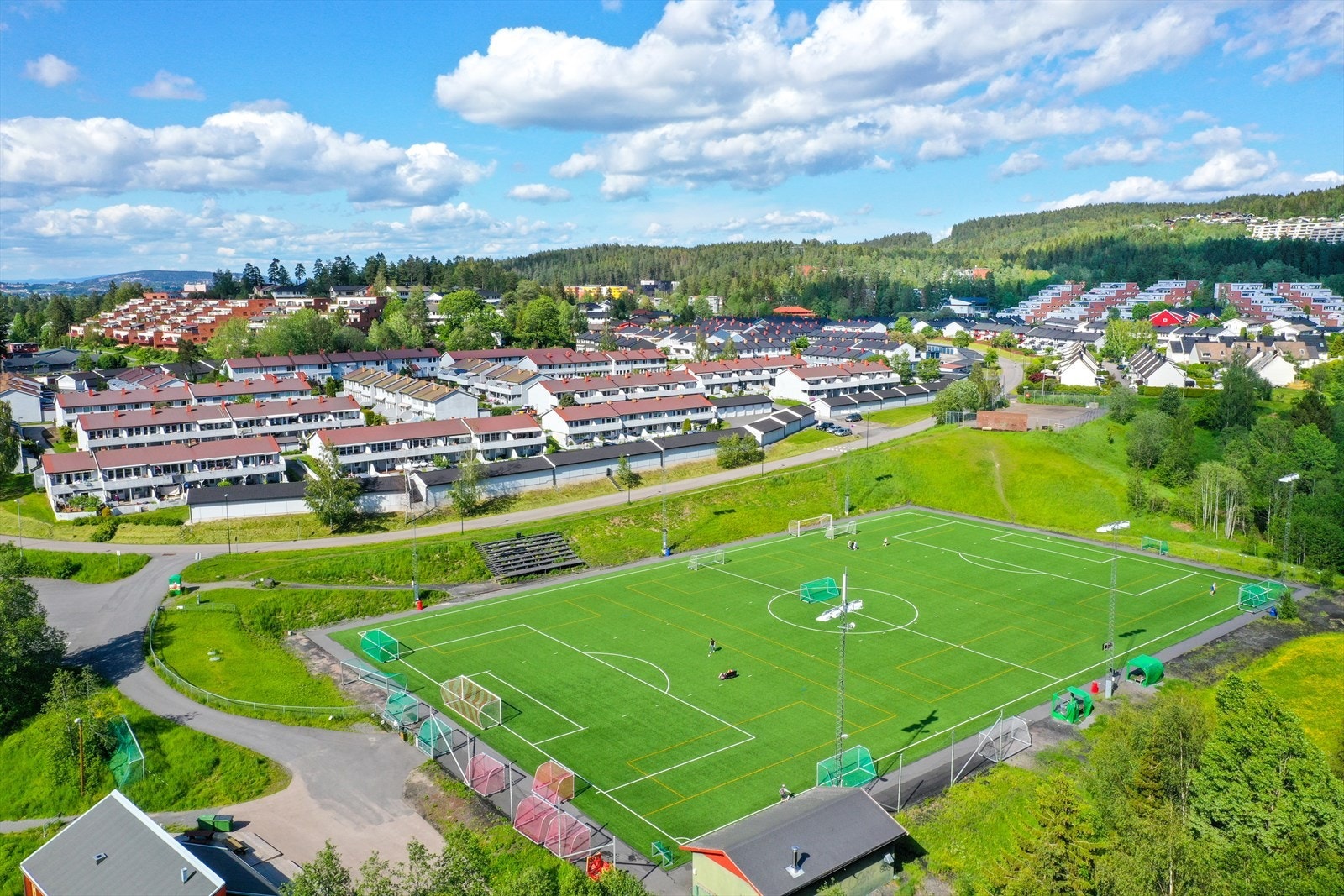 Like bortenfor boligen ligger Kurlandsparken med fotballbane, inngang til marka etc. Galleribilde
