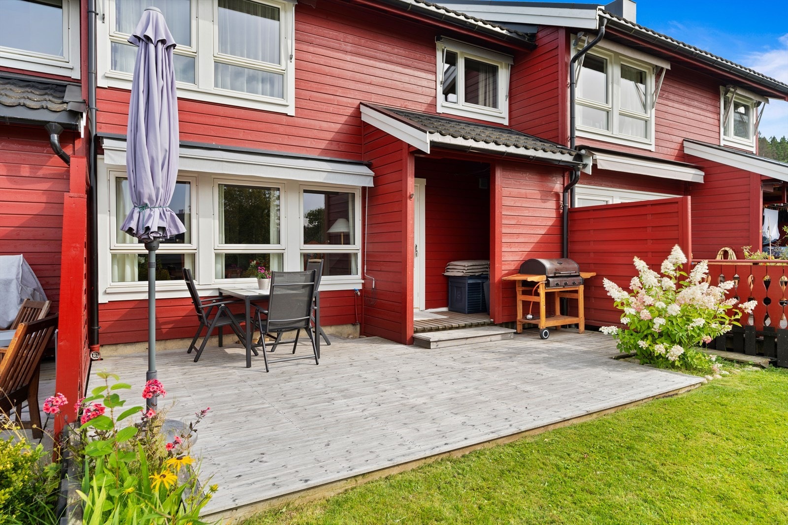 Her ute er det god plass til sittegruppe, samt grill. Galleribilde