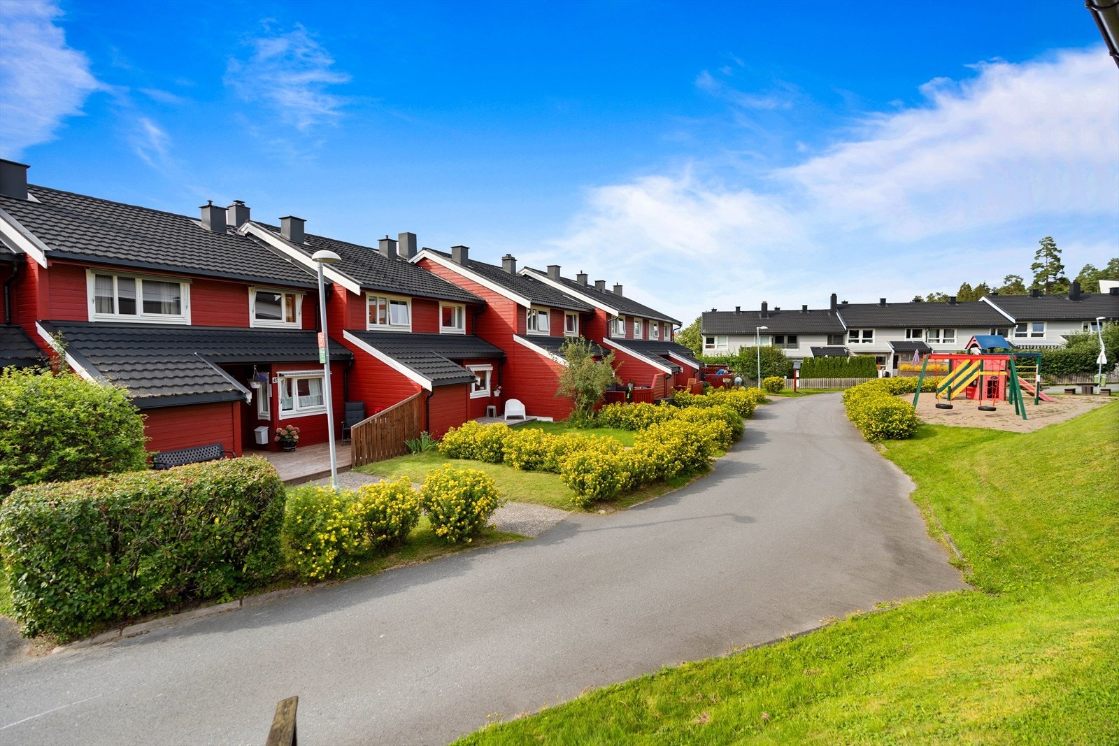 Eiendommen ligger i blindvei, i et svært trivelig og barnevennlig nabolag. Galleribilde