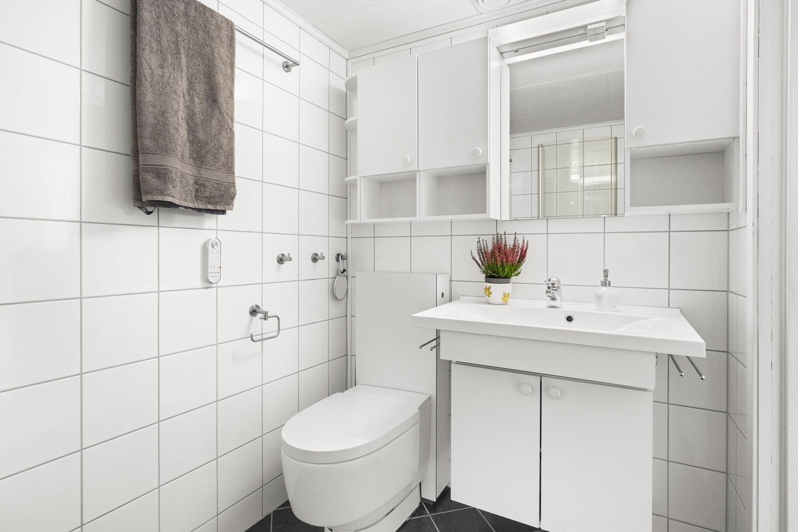 Etasjen har et baderom, som ifølge eier ble pusset opp i ca. 2009. Rommet har flislagte gulv og vegger Galleribilde