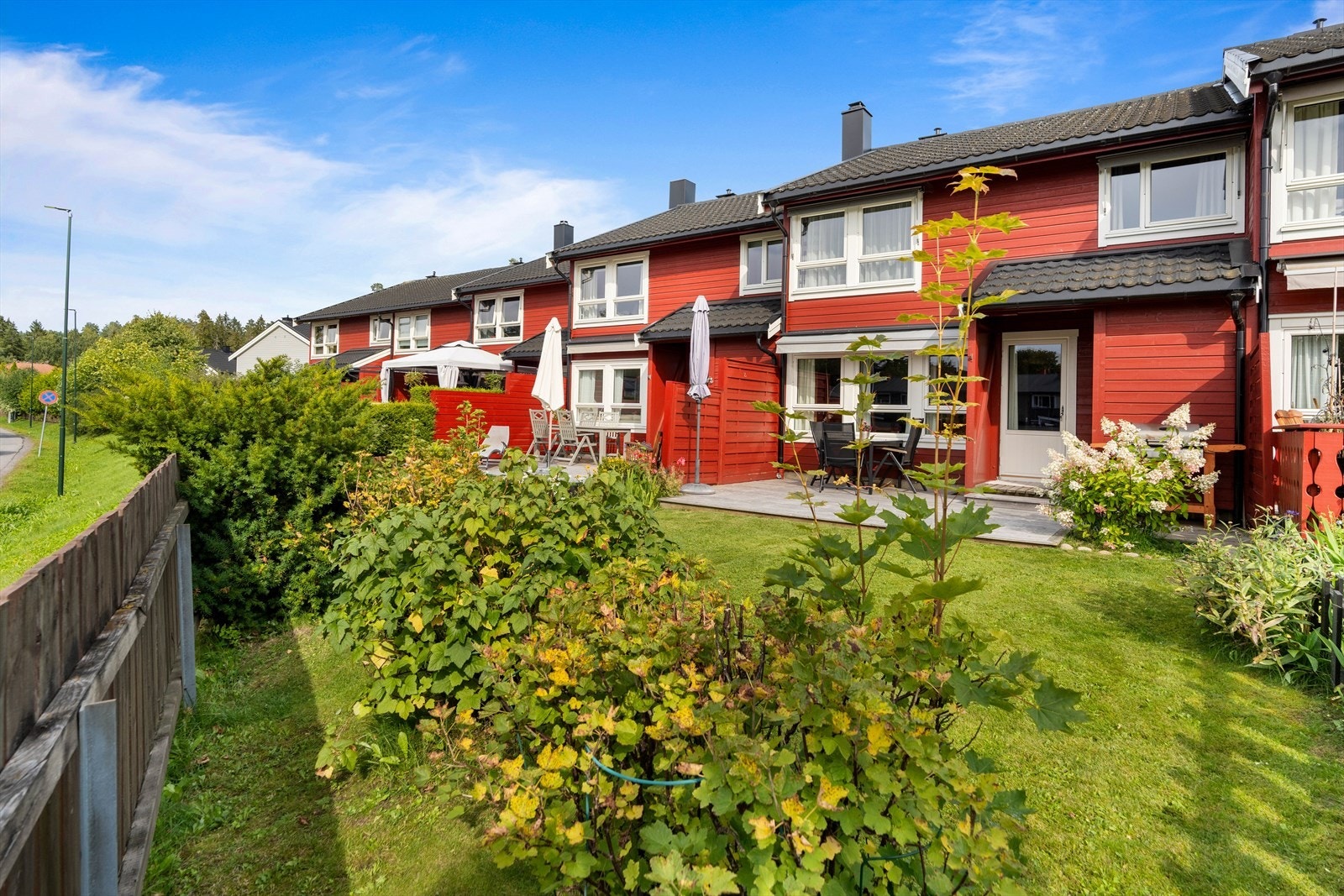 Uteplassen byr på ettermiddags-/kveldssol, og levegger skjermer mellom husene. Galleribilde