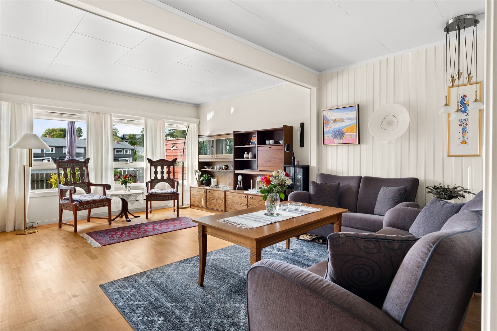 Rommet har store vindusflater som slipper inn rikelig med naturlig lys. Galleribilde