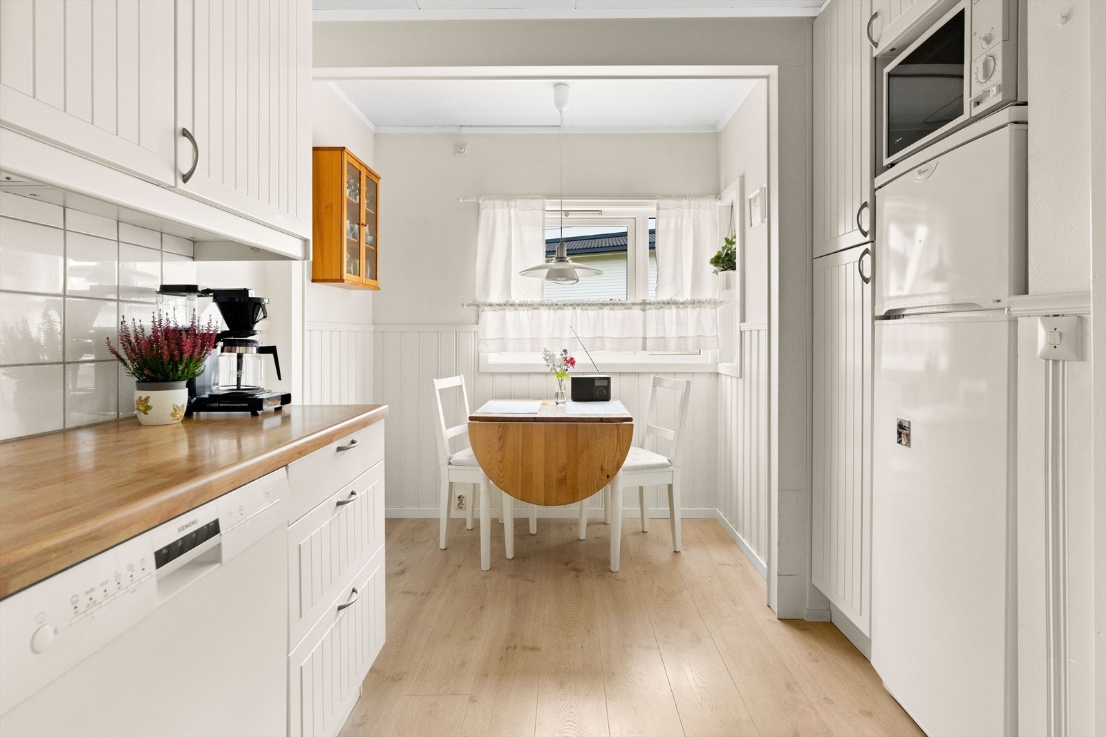 Videre er det plass til frittstående hvitevarer, og det er opplegg for oppvaskmaskin. Galleribilde