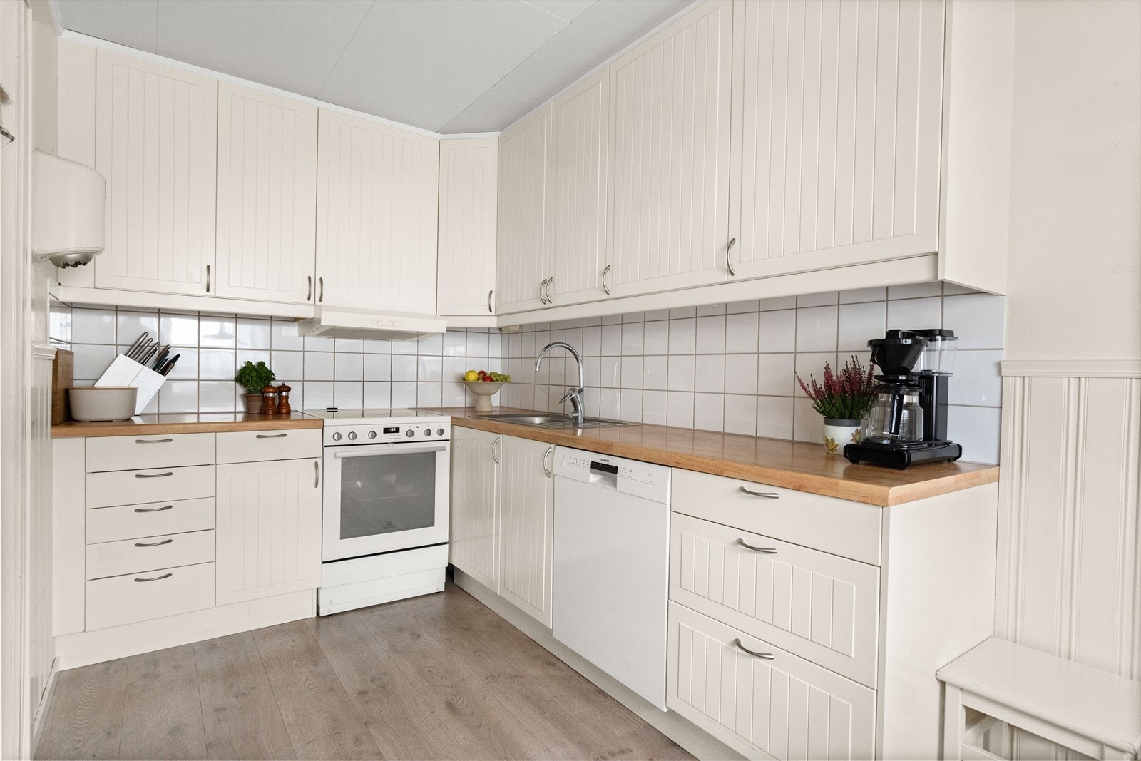 Kjøkkenet har inngang fra gangen, og byr på mye benk- og skapplass. Galleribilde