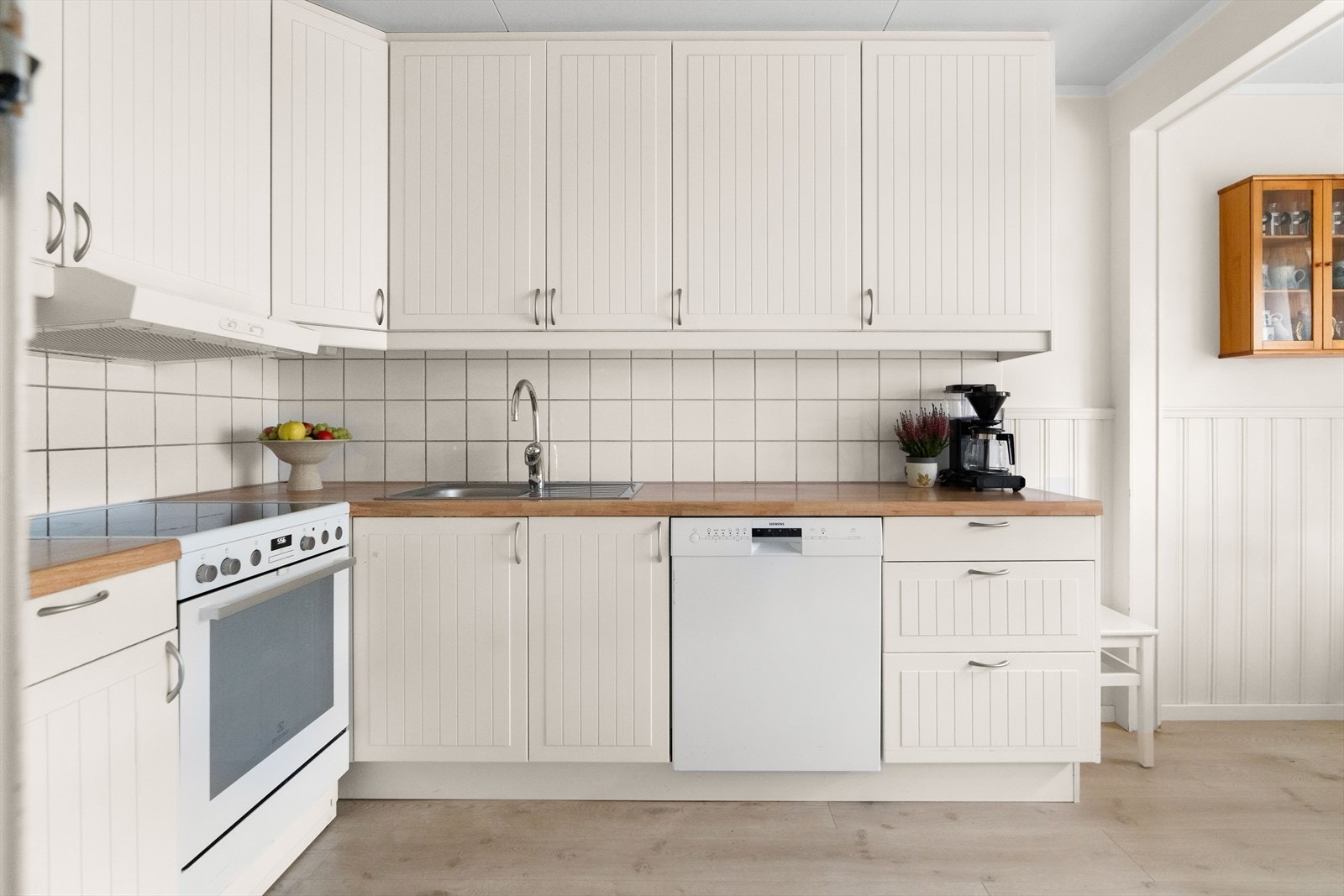 Innredningen fra IKEA har skap med profilerte fronter samt laminat benkeplate med nedfelt kum i rustfritt stål. Galleribilde