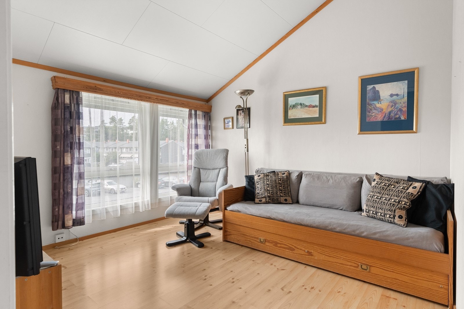 Det fjerde soverommet har inngang via soverom nr. 3, og har blitt benyttet som tv-stue. Galleribilde