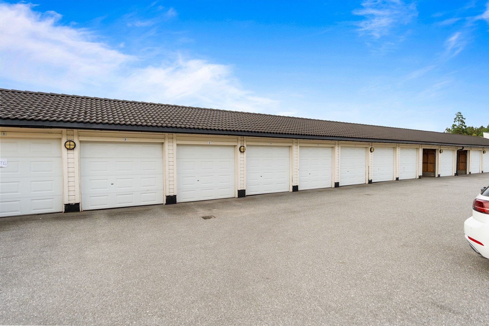 Det disponeres parkering i garasjerekke. Galleribilde