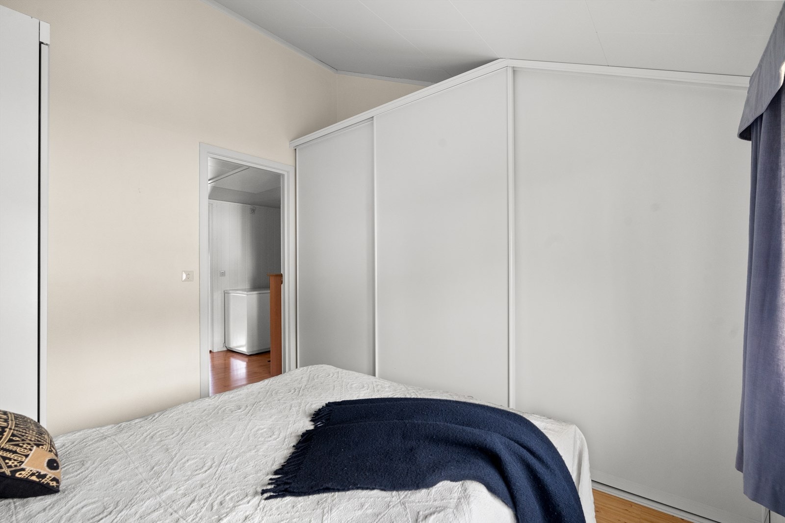 Hovedsoverommet har plass til dobbeltseng og nattbord, og det er montert en praktisk skyvedørsgarderobe. Galleribilde