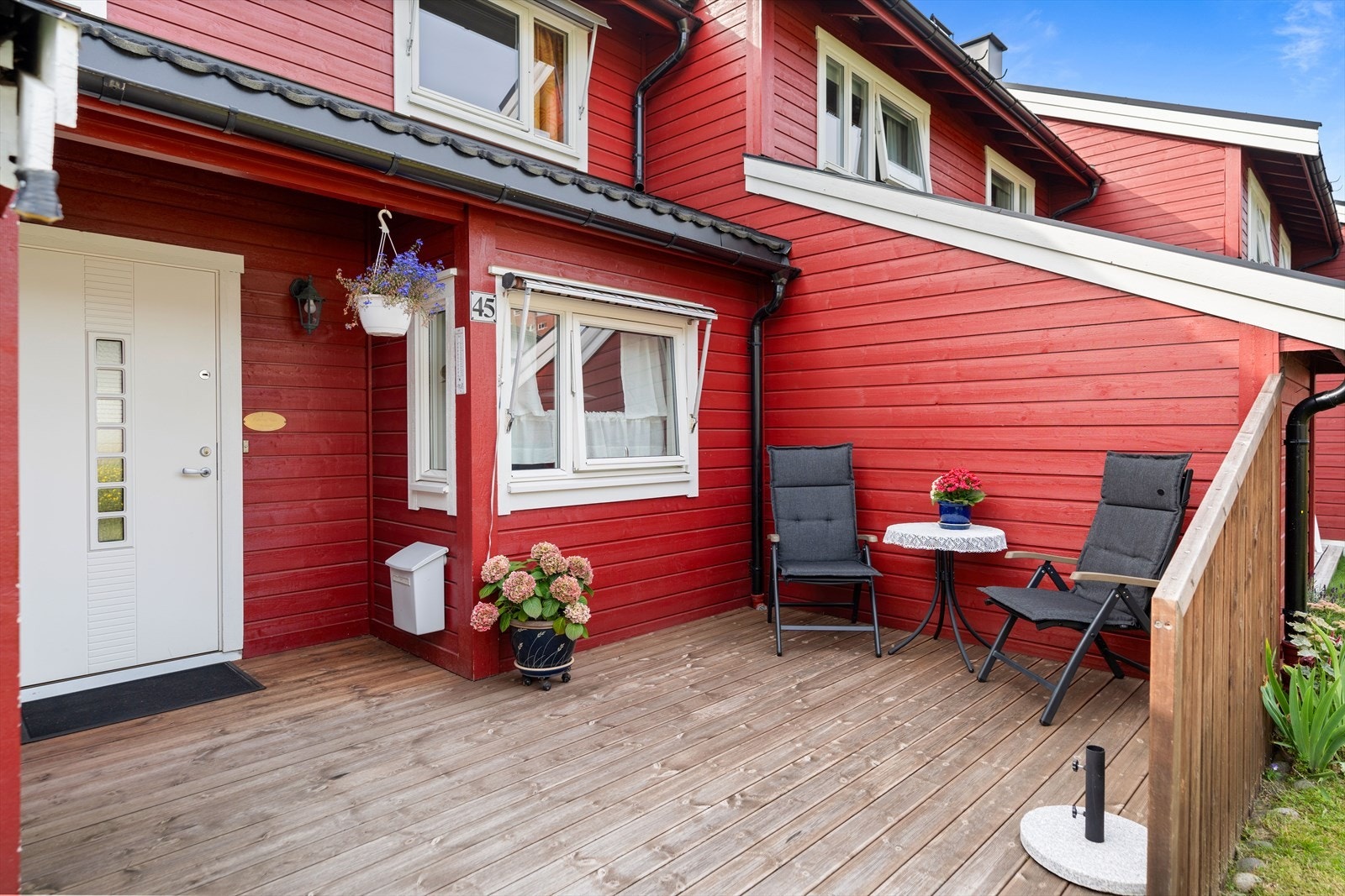 Boligen har et meget hyggelig inngangsparti, med en østvendt terrasseplatting på 14 m². Her ute er det plass til å sette sittegruppe. Galleribilde