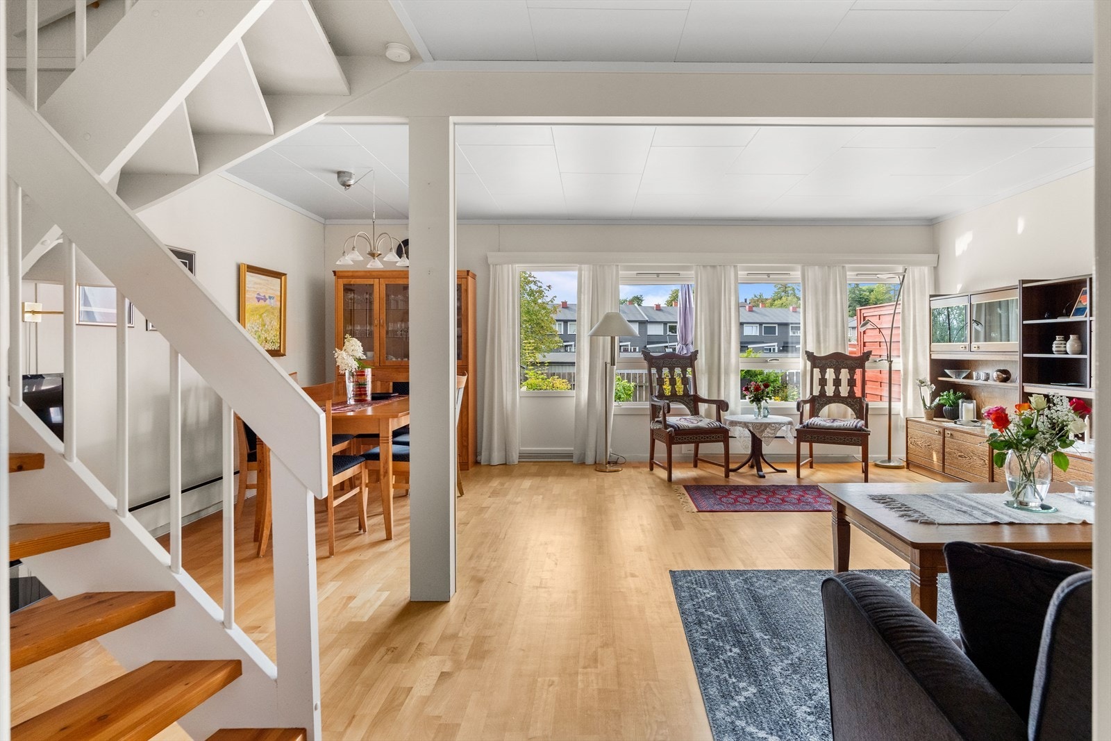 Boligen har en svært lys og koselig stue. Galleribilde