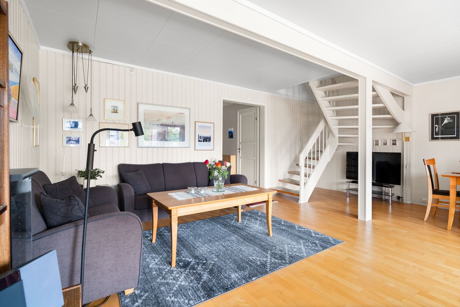 Det går trapp opp til 2. etasje. Galleribilde