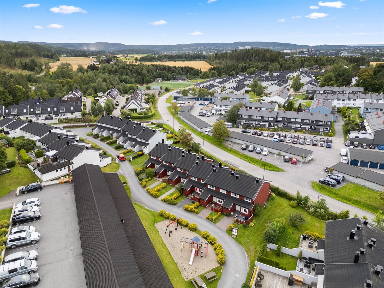 Det er kort gangavstand til barnehager, skoler, idrettsanlegg, matbutikk og buss. Galleribilde