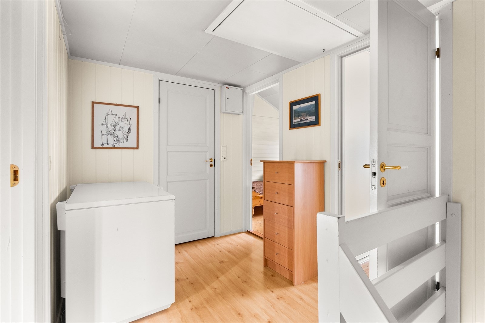 Fra trappen kommer man opp i en lys gang. Galleribilde