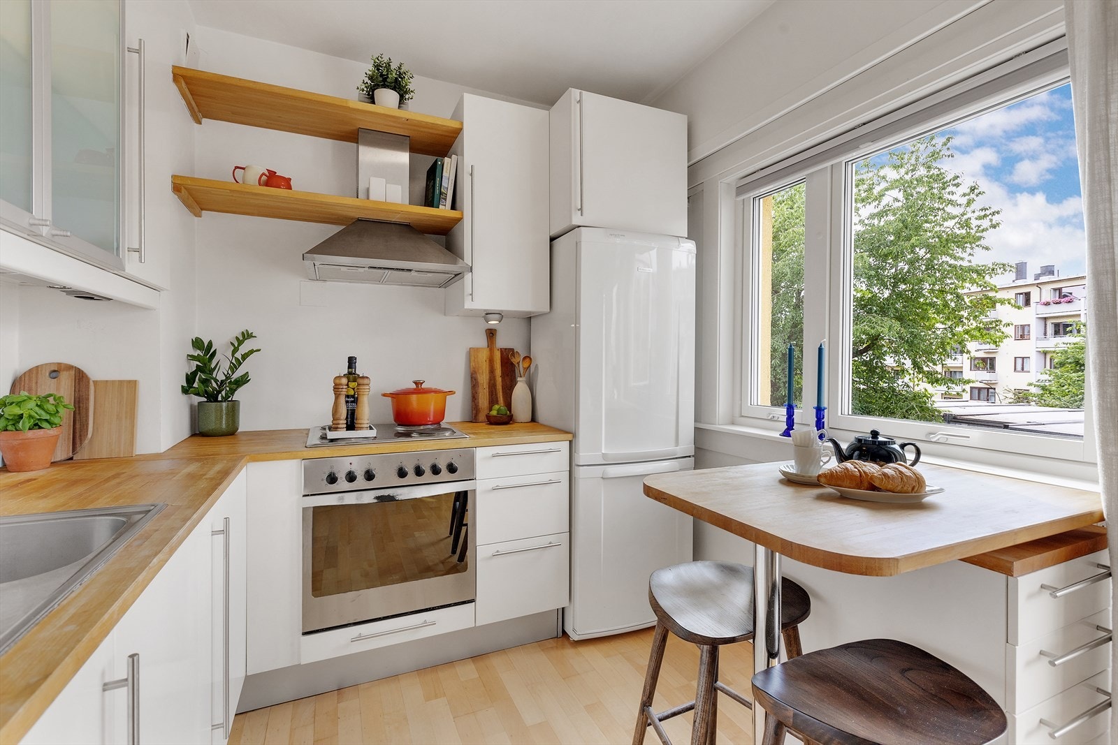 - Lys og velholdt kjøkkeninnredning med glatte fronter og benkeplate av heltre - Galleribilde