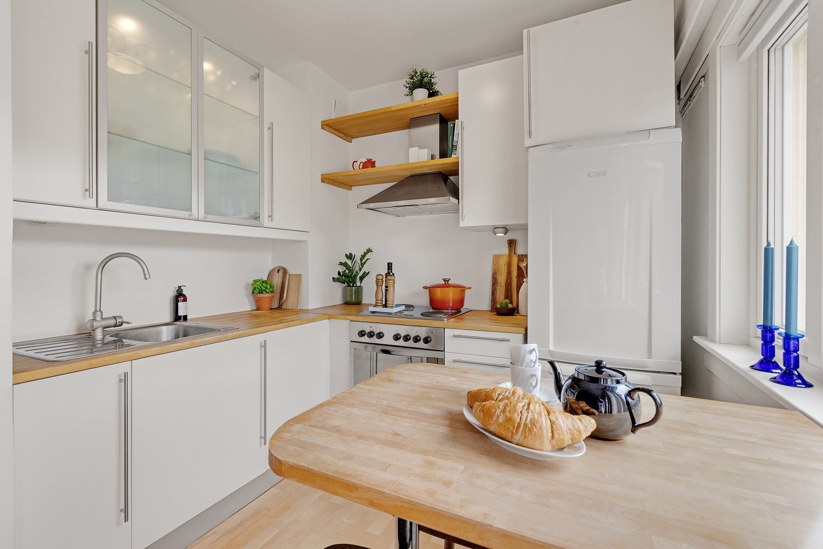 - Godt med skap -og benkeplass på kjøkkenet - Galleribilde