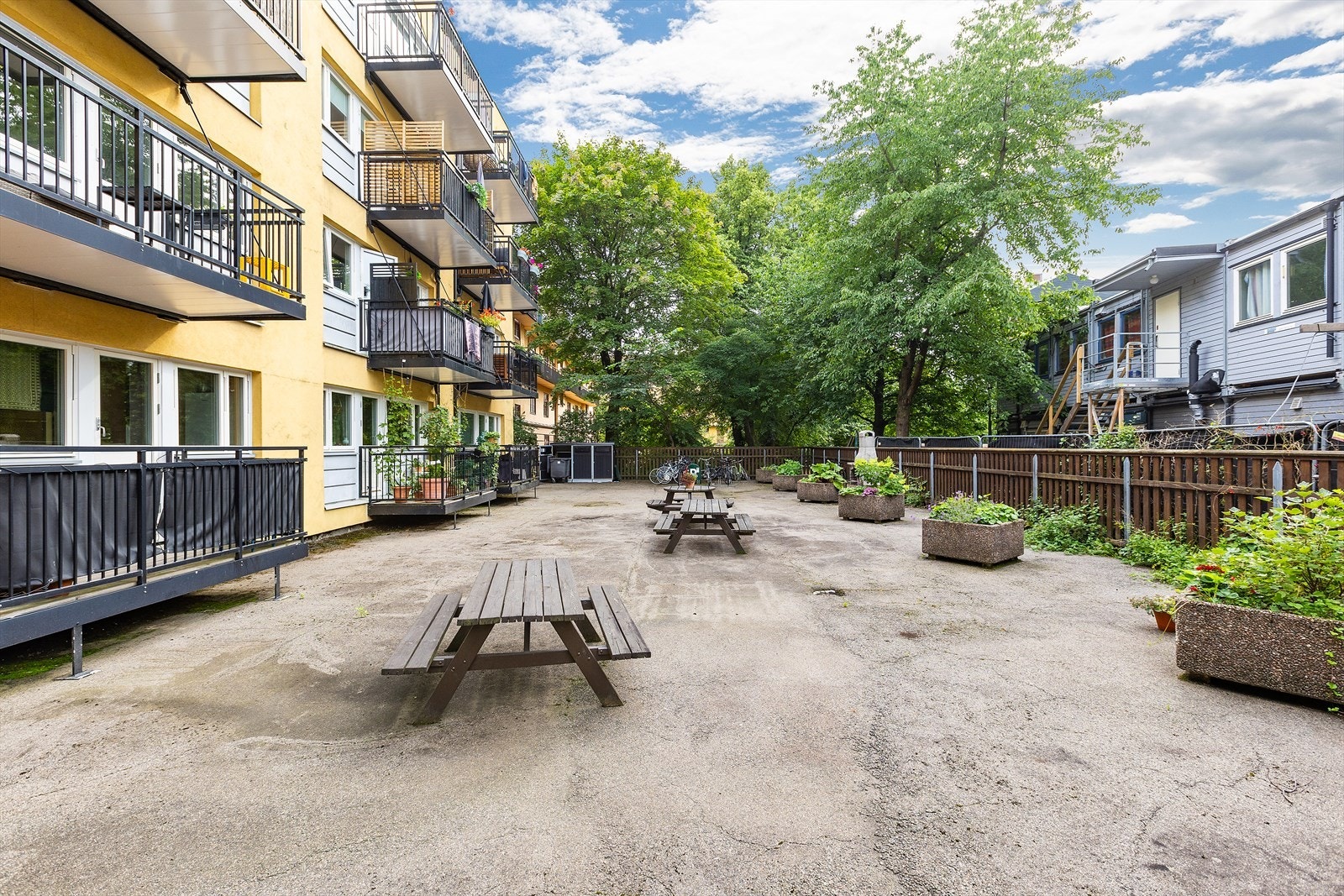 - Bakgård med forskjellige sittegrupper, beplantning og grill - Galleribilde