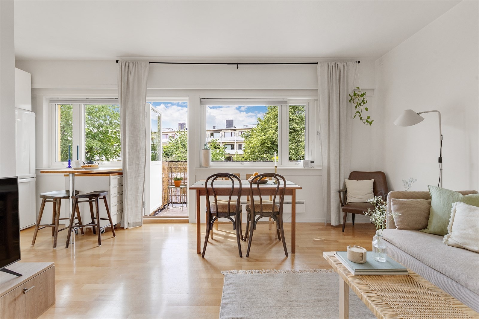 - Balkongen er en flott og hyggelig forlengelse av leiligheten - Galleribilde