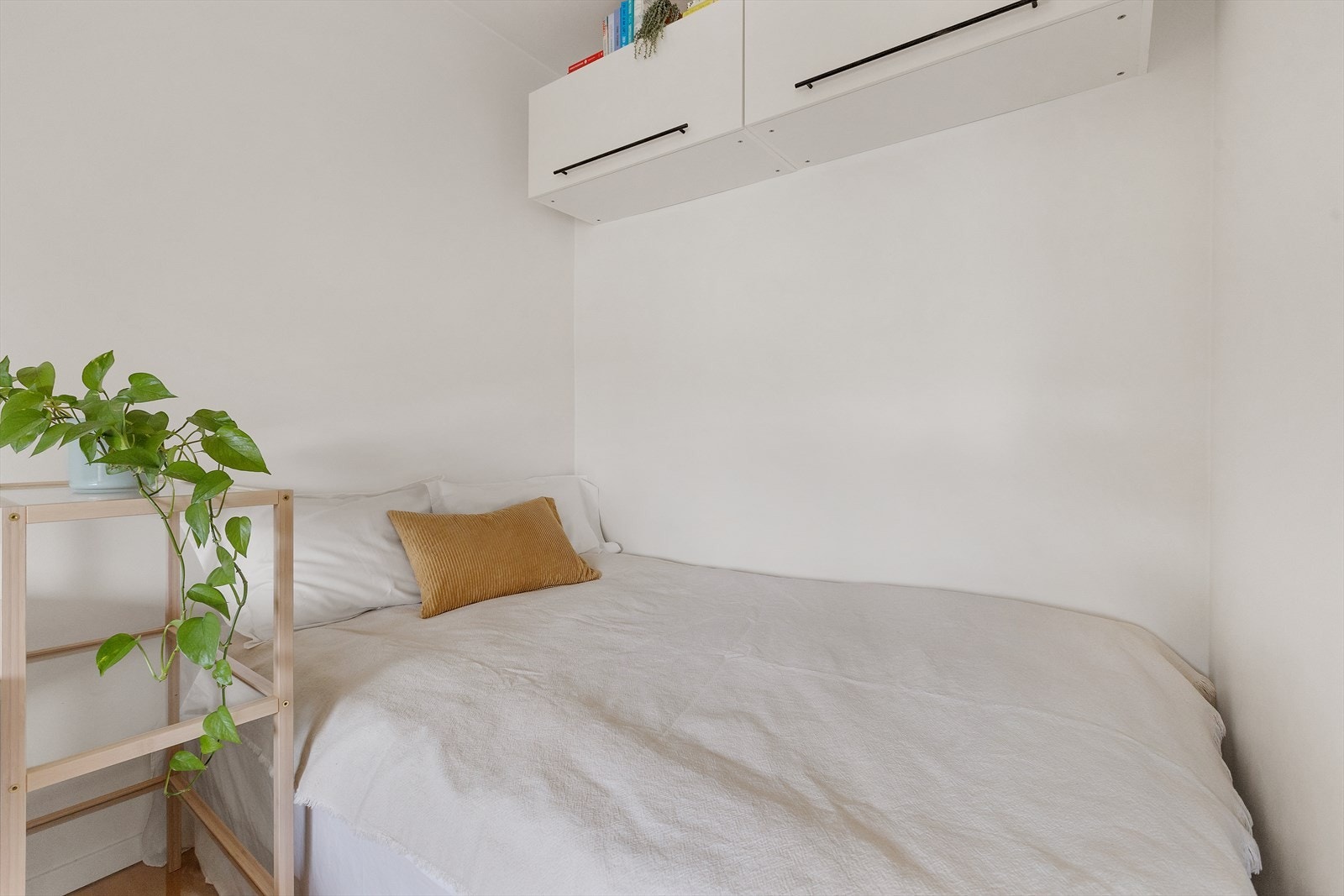 - Superpraktisk sovealkove med gode oppbevaringsmuligheter og plass til dobbeltseng - Galleribilde