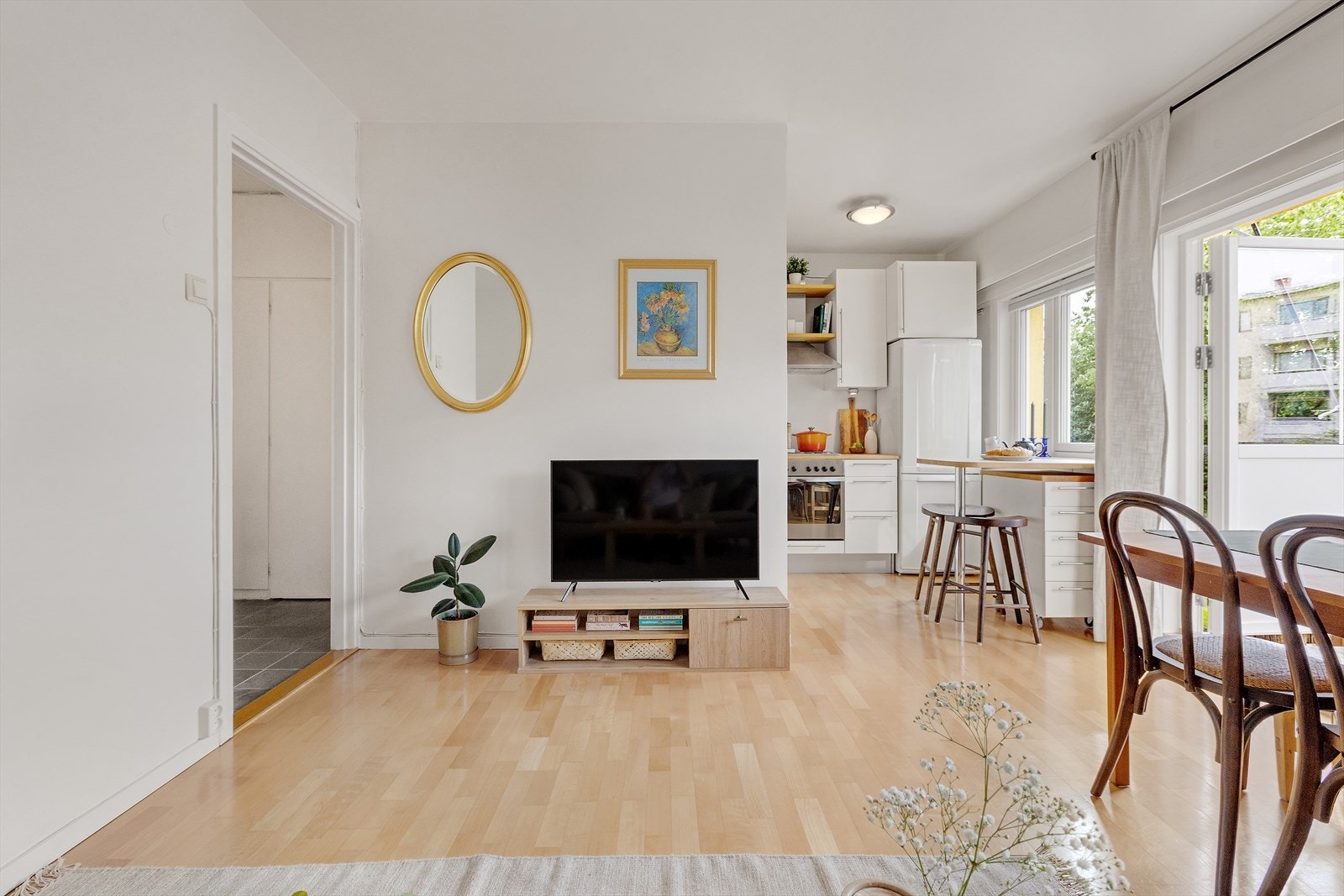 - Leiligheten vender mot avlukket bakgård, enveiskjørt vei og en koselig park - Galleribilde