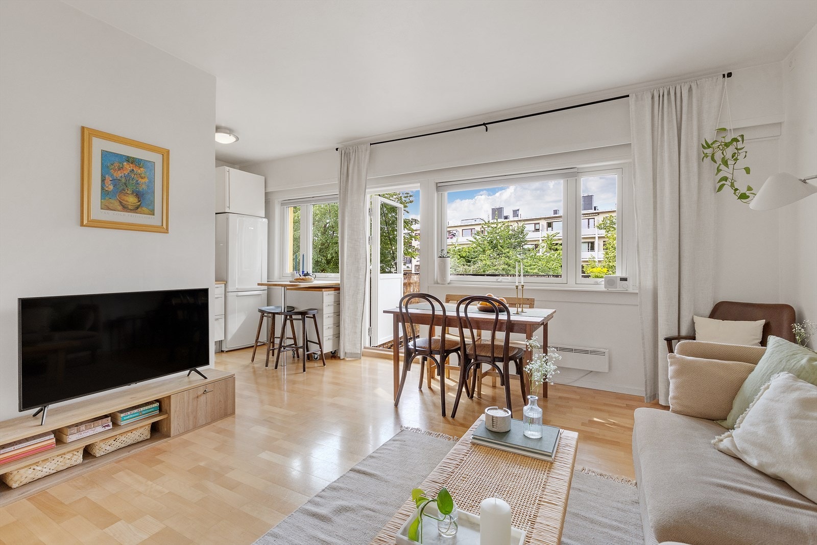 - Lys og fin stue med store vinduer fra 2023 - Galleribilde