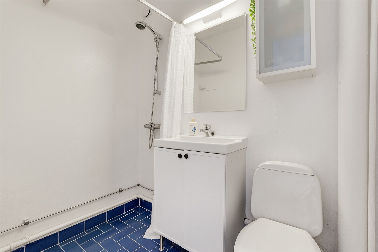 - Badet har opplegg for vaskemaskin. Borettslaget har også et velfungerende fellesvaskeri i kjelleren - Galleribilde