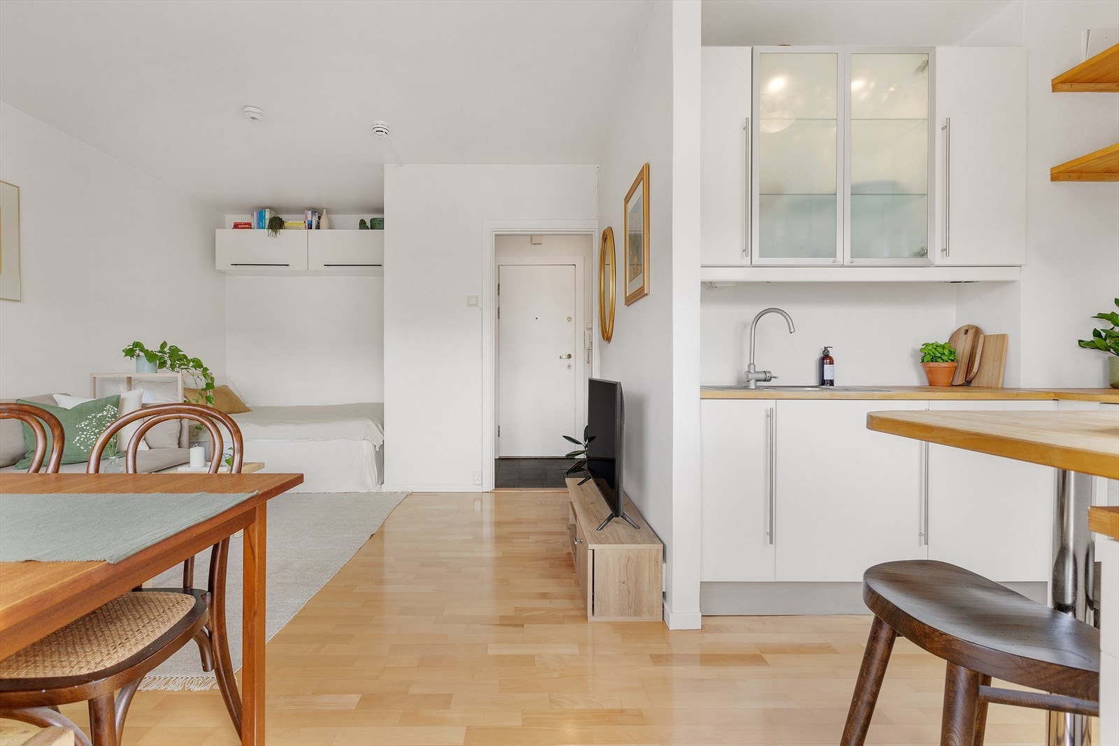 - Åpen kjøkkenløsning gir muligheten for sosiale sammenkomster i selskap med venner og familie - Galleribilde