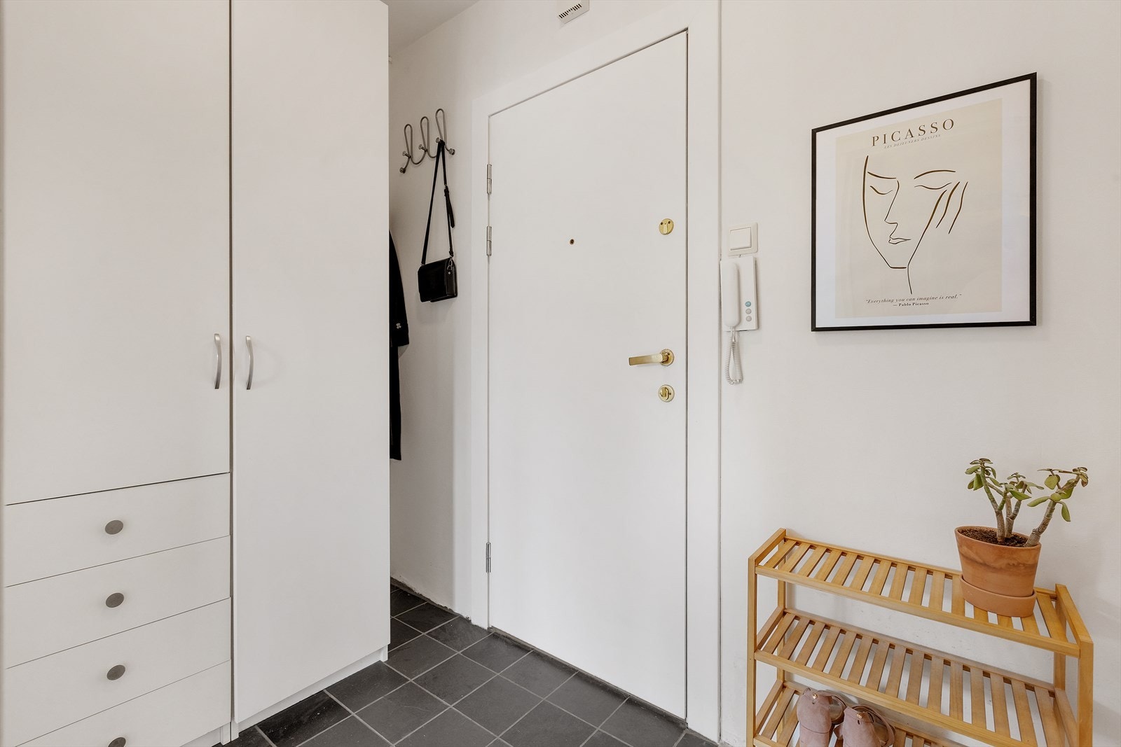 - Innbydende entré med plass til garderobeskap for oppbevaring - Galleribilde