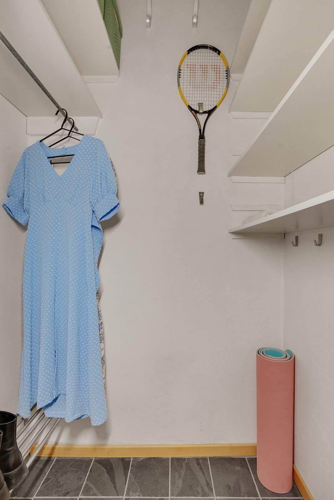 - I entreen er det en praktisk bod med god plass til oppbevaring av klær og yttertøy - Galleribilde