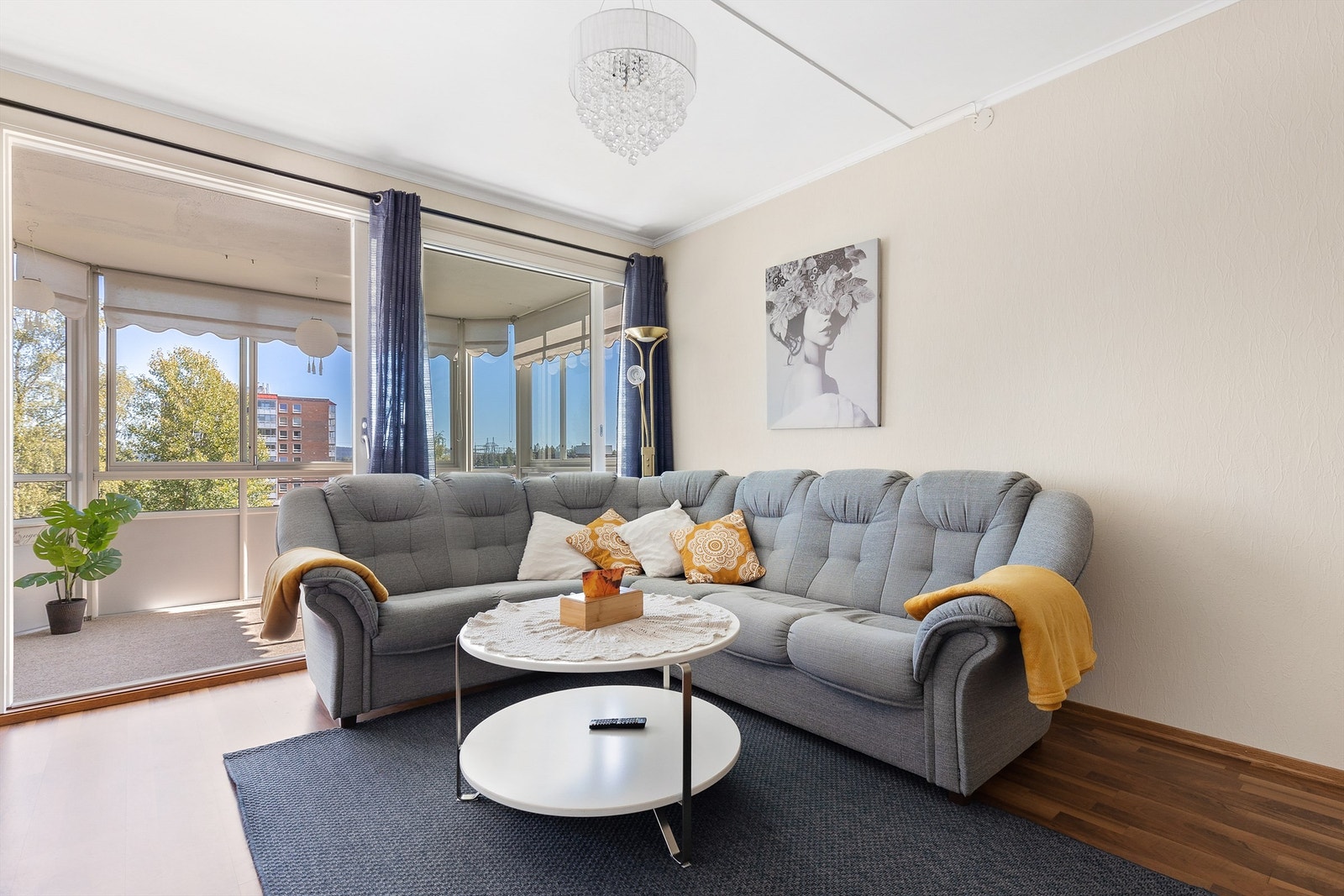 Store vindusflater slipper inn rikelig med lys og skaper en lys og luftig atmosfære i stuen. Galleribilde