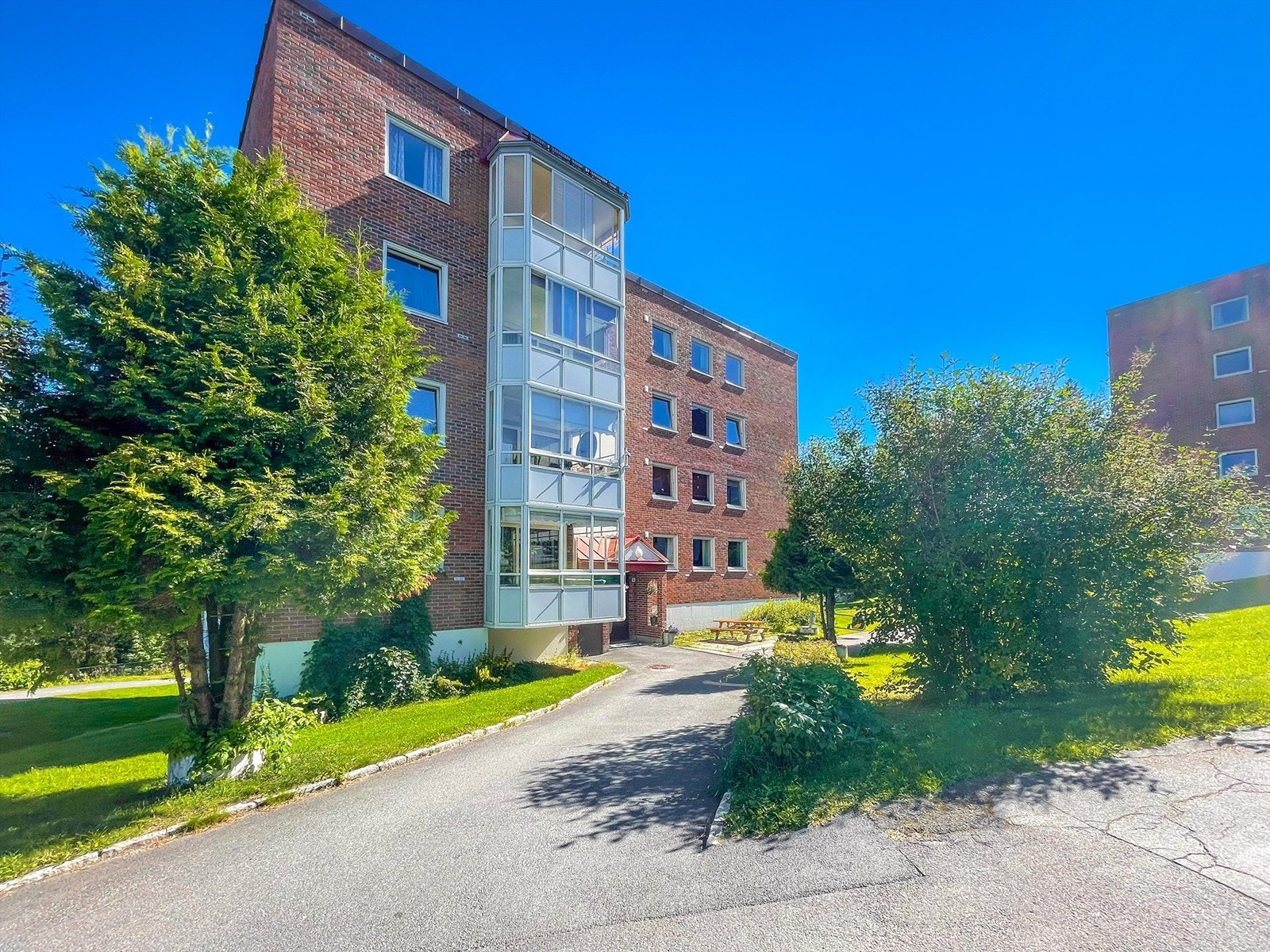 Boligområdet har fine utearealer, utsikt, sittebenker og lekeplasser for de minste. Galleribilde