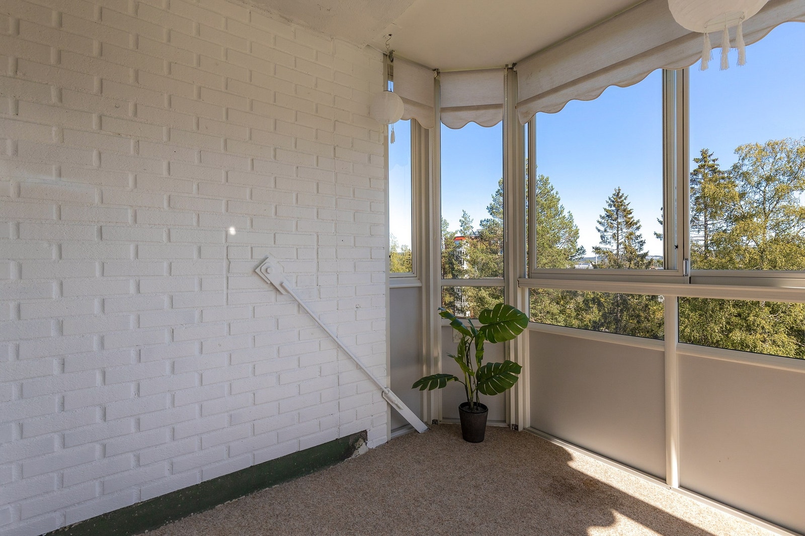 Balkongen er innglasset som gir en god bruksverdi store deler av året. Balkongen føles som en naturlig forlengelse av stuen, spesielt på sommerstid. Balkongen er østvendt og selger opplyser om sol fra ca. kl 10-17 med utgangspunkt i midtsommers. Galleribilde