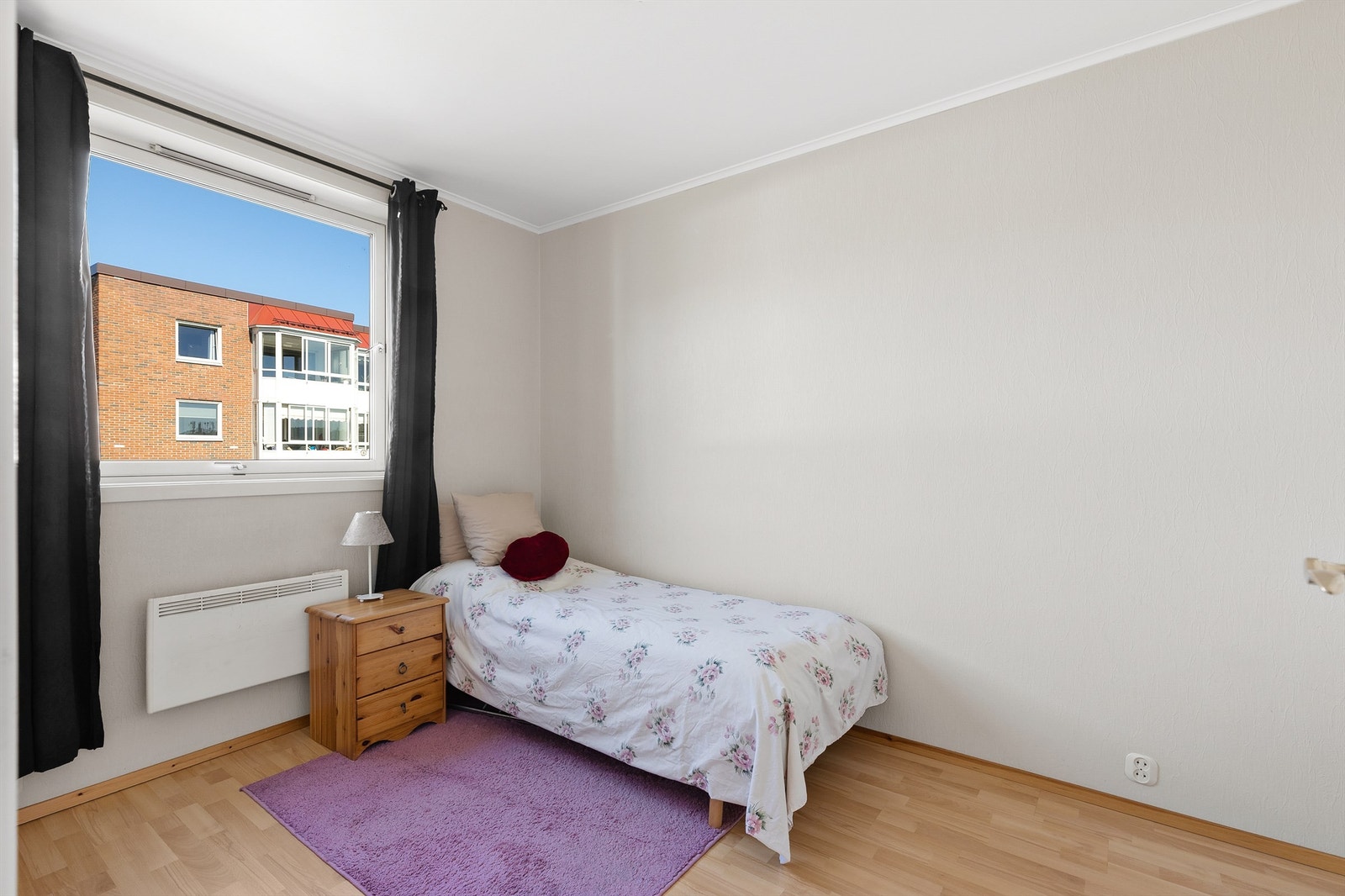 Leilighetens resterende soverom er også romslige og passer ypperlig som barnerom, gjesterom eller kontor. Galleribilde