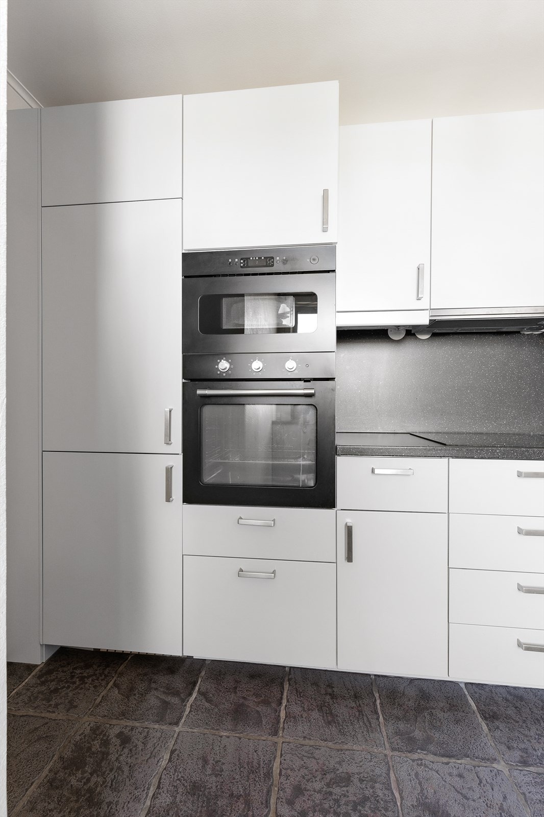 Integrerte hvitevarer består av kjøleskap, komfyr, mikro, stekeovn og oppvaskmaskin. Galleribilde